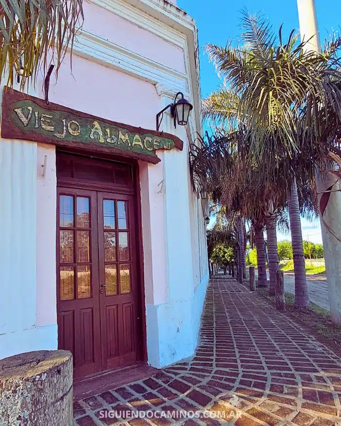 Fachada y ochava del Viejo Almacén de Coronda, Santa Fe, locación de la primera película de Sandro: "Tacuara y Chamorro, pichones de hombre" (1967