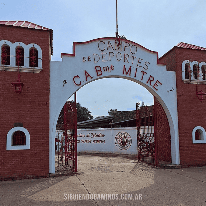 Antiguo arco de ingreso del cementerio, hoy convertido en la entrada del club