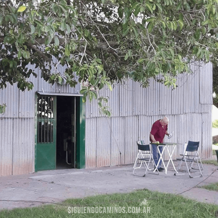 Don Hector Pérez preparandose para recibir a los clientes, boliche Pérez, Santa Fe, Siguiendo Caminos