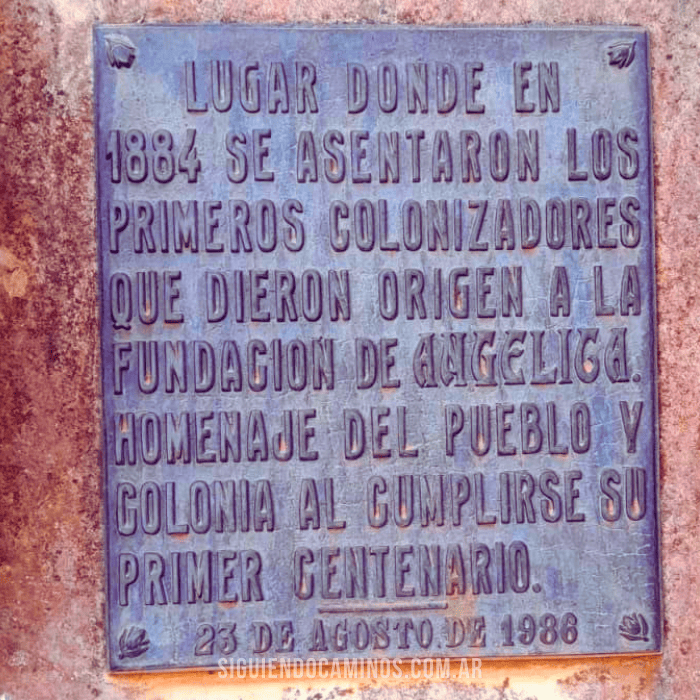 Placa recordatoria del monolito de Angélica Vieja, Santa Fe, Siguiendo Caminos
