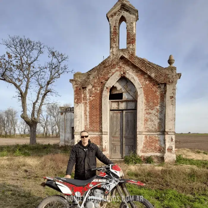 Rafael Theller, frente a la Capilla Culasso en Los Cardos, Santa Fe. revista siguiendo caminos